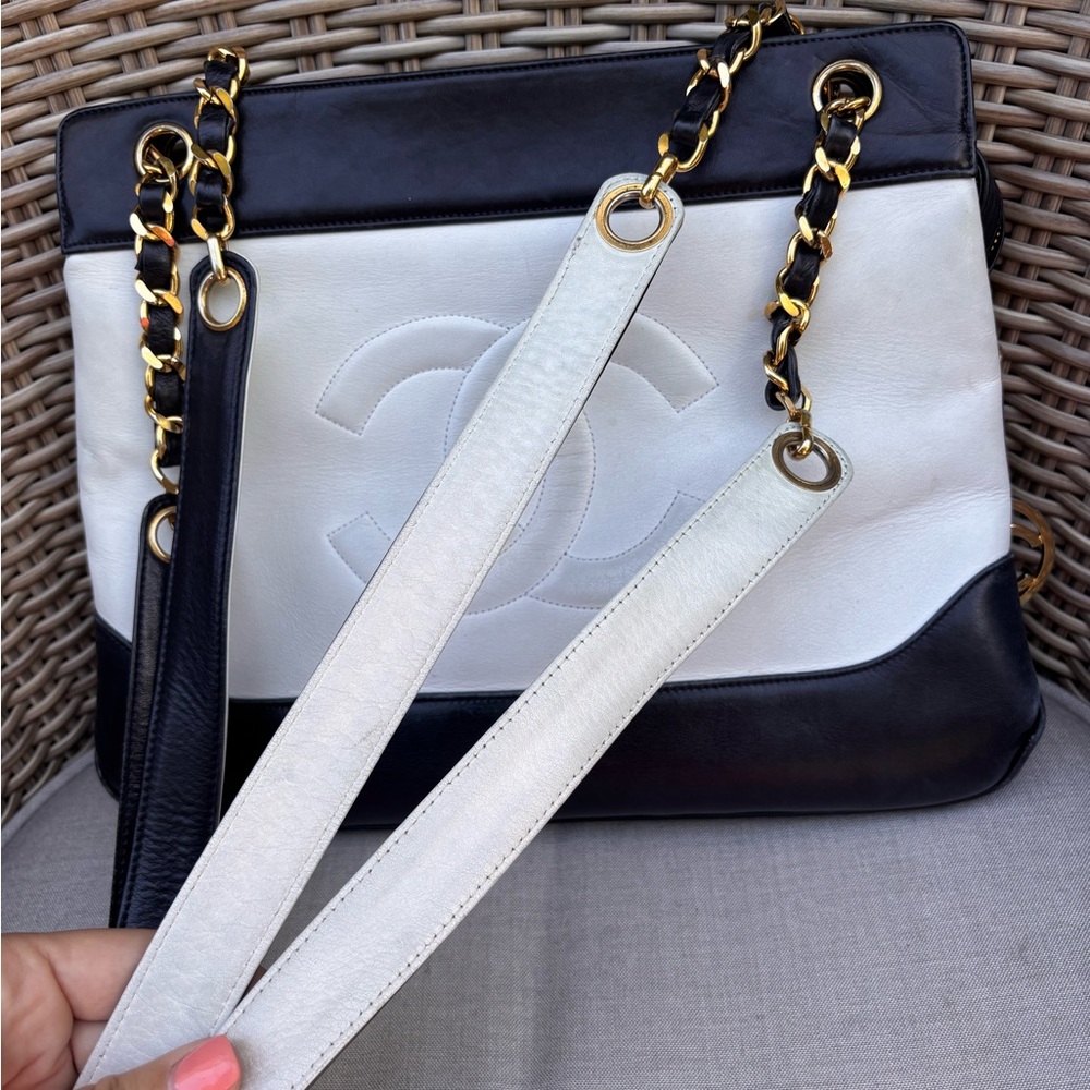 Authentic CHANEL bicolor vintage leather CC navy white leather tote - Picture 6 of 15